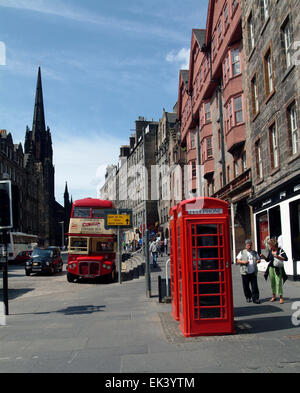 Telefonzellen Snd rote Bus entlang der Royal Mile in Edinburgh Schottland UK GB Europa Stockfoto