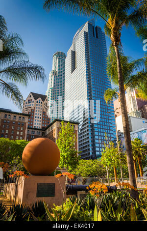 Palmen Sie und Hochhäuser am Pershing Square in der Innenstadt von Los Angeles, Kalifornien. Stockfoto