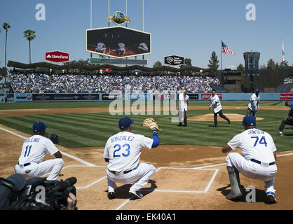 Los Angeles, Kalifornien, Vereinigte Staaten von Amerika, USA. 6. April 2015. Werfen Sie den zeremoniellen ersten Pitch Don Newcombe, Fernando Valenzuela und Eric Gagne zu Los Angeles Dodgers Shortstop Jimmy Rollins (11) [2151] Los Angeles Dodgers erste base Adrian Gonzalez (23) [3208] und Schwindler Krug (74) Kenley Jansen während der Eröffnungstag der Major League Baseball Spiel zwischen den San Diego Padres und die Los Angeles Dodgers im Dodger Stadium in Los Angeles, CA. ARMANDO ARORIZO Credit: Armando Arorizo/Prensa Internacional/ZUMA Draht/Alamy Live News Stockfoto