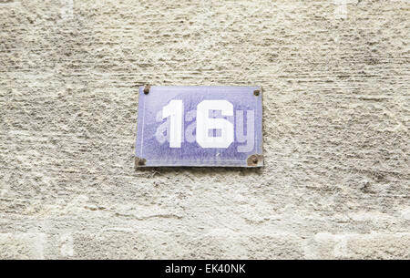 Nummer 16 auf der Wand eines Hauses, Detail einer Reihe von Informationen Stockfoto