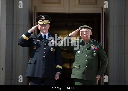 US-Vorsitzender Joint Chiefs Of Staff Army General Martin Dempsey und brasilianischer General Jose Carlos DeNardi Gruß während des Abspielens der Nationalhymne vor dem Pentagon 2. April 2015 in Washington DC. Stockfoto