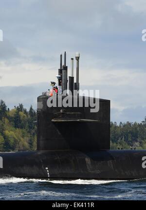 US Navy Ohio-Klasse ballistischen Raketen-u-Boot USS Pennsylvania segelt in Richtung seiner Heimat Hafen der Naval Base Kitsap 3. April 2015 in Poulsbo, Washington. Stockfoto