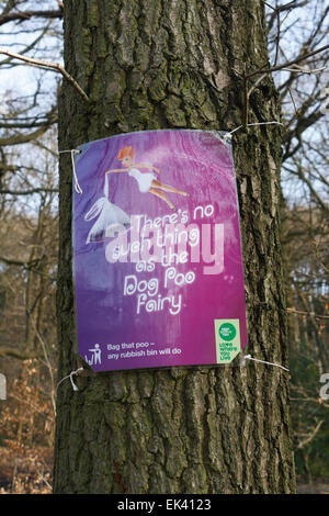 Zeichen Hundewiesen Besitzer Fragen zu bereinigen ihre Durcheinander. Es gibt keine solche Sache wie die Dog Poo Fee. Stockfoto