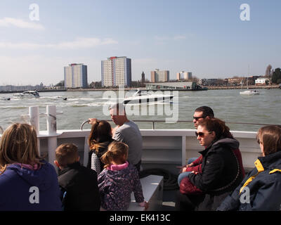 Touristen genießen eine geführte Tour rund um Portsmouth Hafen an Bord ein Hafen-Ausflugsschiff Stockfoto