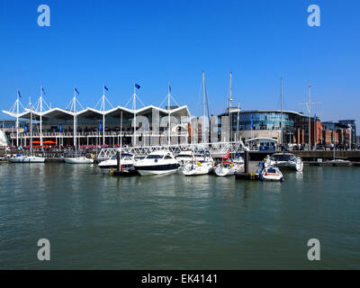 Boote und Sportboote festgemacht in Gunwharf Quays Marina in Portsmouth, England. Stockfoto