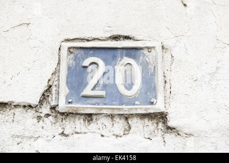 Nummer 20 an der Wand eines Hauses, Anzahl der Informationen, gerade Zahl Stockfoto