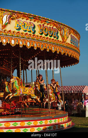 Traditionellen viktorianischen Dampf Karussell Kreisverkehr Gallopers oder galoppierende Pferde, England, Vereinigtes Königreich Stockfoto