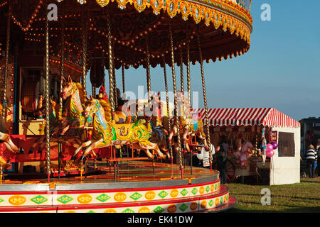 Traditionellen viktorianischen Dampf Karussell Kreisverkehr Gallopers oder galoppierende Pferde, England, Vereinigtes Königreich Stockfoto