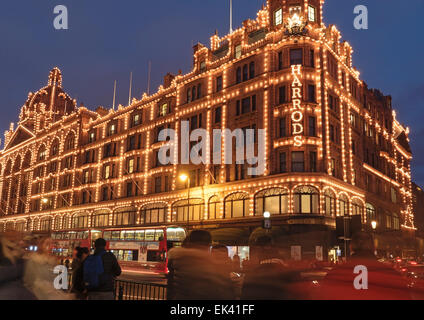Das Kaufhaus Harrods in der Nacht, Brompton Road, Knightsbridge, Royal Borough of Kensington und Chelsea, London, England Stockfoto