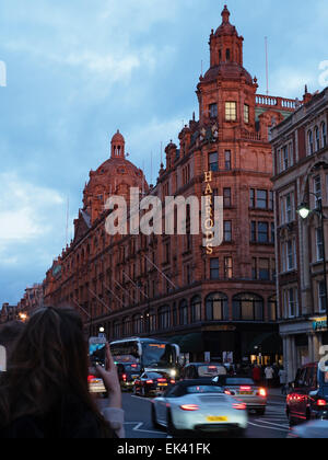 Das Kaufhaus Harrods in der Nacht, Brompton Road, Knightsbridge, Royal Borough of Kensington und Chelsea, London, England, vereinen Stockfoto