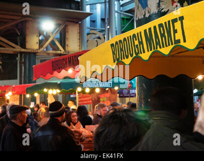 Borough Market, Market-Goers unter den Verkaufsständen am Lebensmittelmarkt im Borough Food Market, Southwark Street, Southwark, London, England, Großbritannien Stockfoto