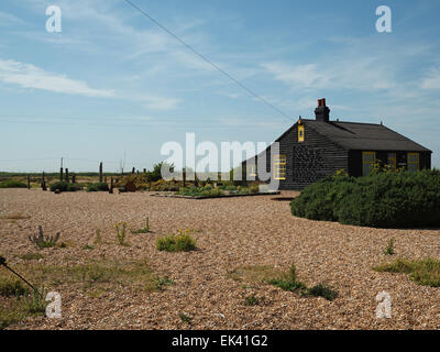 Derek Jarman's Garden in Prospect Cottage, dem ehemaligen Haus und Garten des verstorbenen Künstlers und Filmregisseurs Derek Jarman, in Dungeness, Kent, England Stockfoto