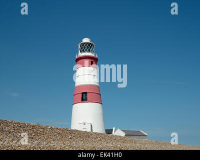 Orfordness Lighthouse, der über dem Kiesstrand thront, Orford Ness, Suffolk, England, Großbritannien Stockfoto