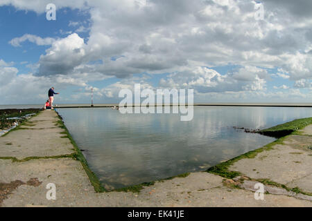 Meerwasser-Schwimmbad, aufgedeckt durch die Gezeiten Niedrigwasser, Broadstairs "Viking Bay" Thanet Kent England "Großbritannien" Stockfoto