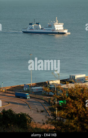 Kanal-Fähre nähert sich Dover Hafen Dover Straits, Kent, England, Vereinigtes Königreich Stockfoto