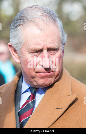 Prinz Charles (Charles, Prince Of Wales) Besuch der Corgi Strumpfwaren-Fabrik in Ammanford, Wales, Großbritannien. Stockfoto