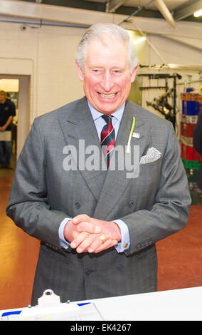 Prinz Charles (Charles, Prince Of Wales) Besuch der Corgi Strumpfwaren-Fabrik in Ammanford, Wales, Großbritannien. Stockfoto