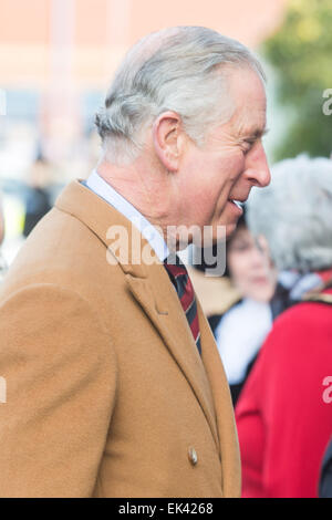 Prinz Charles (Charles, Prince Of Wales) Besuch der Corgi Strumpfwaren-Fabrik in Ammanford, Wales, Großbritannien. Stockfoto