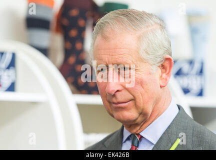 Prinz Charles (Charles, Prince Of Wales) Besuch der Corgi Strumpfwaren-Fabrik in Ammanford, Wales, Großbritannien. Stockfoto