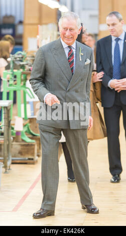 Prinz Charles (Charles, Prince Of Wales) Besuch der Corgi Strumpfwaren-Fabrik in Ammanford, Wales, Großbritannien. Stockfoto