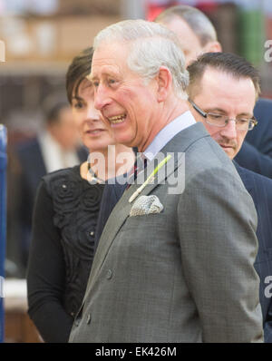 Prinz Charles (Charles, Prince Of Wales) Besuch der Corgi Strumpfwaren-Fabrik in Ammanford, Wales, Großbritannien. Stockfoto