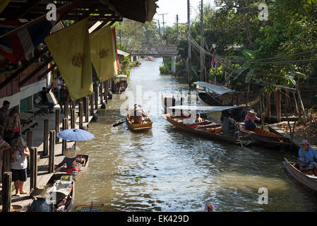 Damnoen Saduak Floating Market etwa 60 Meilen von Bangkok Thailand weibliche Anbieter verkaufen von ihren Booten Stockfoto