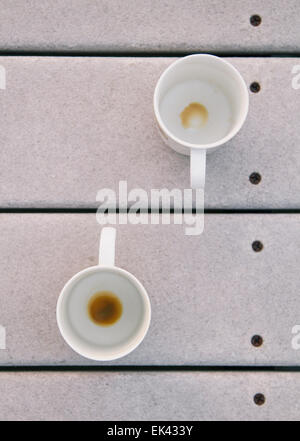 Fertige Tassen Kaffee am Morgen, genießen den Sonnenaufgang Stockfoto
