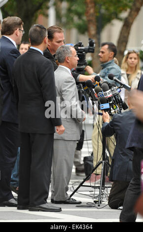 Reality-Stars aus "The Real Housewives of New Jersey", Teresa Giudice und Ehemann Joe Giudice, vor einem Gericht in Newark, NJ, Verurteilung in ihren Betrug vor Fall Featuring: U.S. Attorney Paul Fishman Where: Newark, New Jersey, Vereinigte Staaten von Amerika Whe Stockfoto