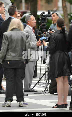 Reality-Stars aus "The Real Housewives of New Jersey", Teresa Giudice und Ehemann Joe Giudice, vor einem Gericht in Newark, NJ, Verurteilung in ihren Betrug vor Fall Featuring: U.S. Attorney Paul Fishman Where: Newark, New Jersey, Vereinigte Staaten von Amerika Whe Stockfoto