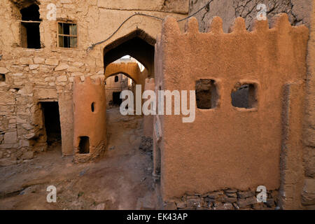 Altersschwachen Lehmziegeln Gebäude im alten Teil des Al-Hamra, Oman Stockfoto