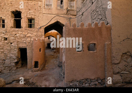 Altersschwachen Lehmziegeln Gebäude im alten Teil des Al-Hamra, Oman Stockfoto