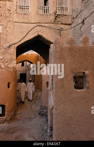 Männer in Dischdaschas Wandern im alten Teil des Al-Hamra, Oman Stockfoto