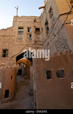 Altersschwachen Lehmziegeln Gebäude im alten Teil des Al-Hamra, Oman Stockfoto