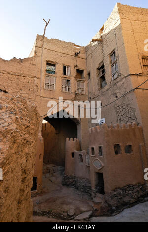 Altersschwachen Lehmziegeln Gebäude im alten Teil des Al-Hamra, Oman Stockfoto