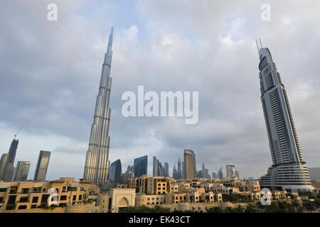 Burj Khalifa (Turm auf der linken Seite), The Address (Turm rechts) und Skyline von Dubai, Vereinigte Arabische Emirate Stockfoto