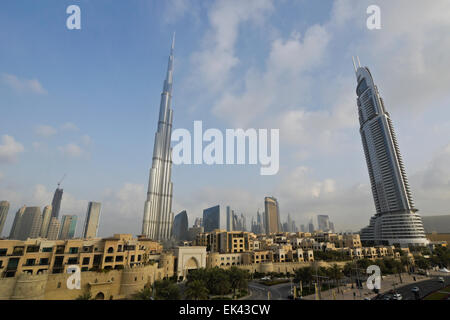 Burj Khalifa (Turm auf der linken Seite), The Address (Turm rechts) und Skyline von Dubai, Vereinigte Arabische Emirate Stockfoto