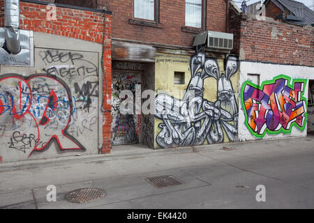 TORONTO - 2. April 2015: Grafitti ausgekleidet Gebäude in Kensington Gasse. Kensington Market ist eine multikulturelle Nachbarschaft in der Stockfoto