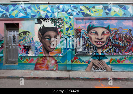 TORONTO - 2. April 2015: Grafitti ausgekleidet Gebäude in Kensington Gasse. Kensington Market ist eine multikulturelle Nachbarschaft in der Stockfoto