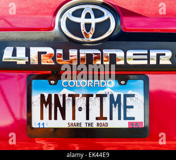 Mountain Standard Time Nummernschild am 2014 Toyota 4Runner Trail Prämie auf grob vier Rad Antrieb 4WD Road, Central Colorado, USA Stockfoto