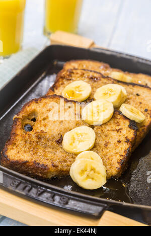 Gegrillte French Toast garniert mit Bananen und Agavendicksaft Stockfoto