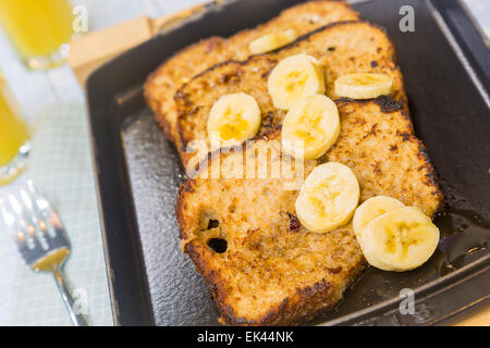 Gegrillte French Toast garniert mit Bananen und Agavendicksaft Stockfoto
