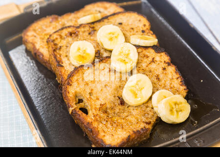 Gegrillte French Toast garniert mit Bananen und Agavendicksaft Stockfoto