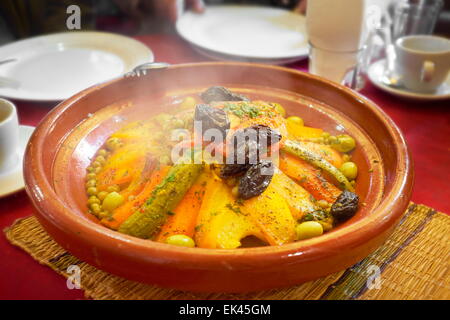 Marokkanische Küche - Tajine Tajine Essen im Restaurant in Fes Medina, Marokko Stockfoto