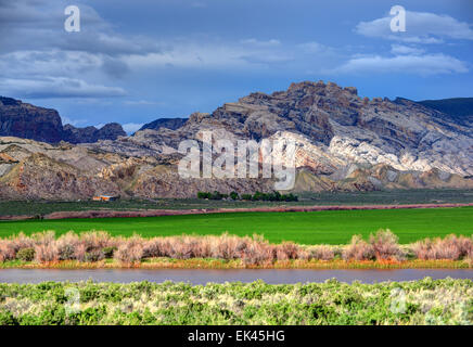 Spring Storm Over Split Mountain Dinosaur Nationalmonument Stockfoto