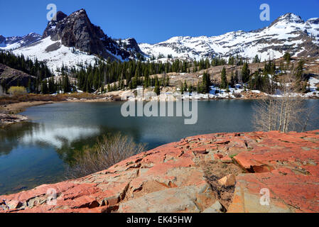 Sonnenuhr Peak spiegelt sich in Lake Blanche. Wasatch Mountains im Frühjahr. Big Cottonwood Canyon. Utah Stockfoto