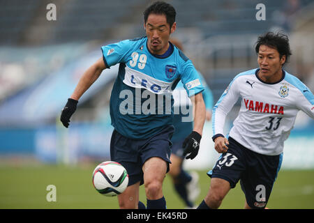 NHK Spring MitsuzawaFootball Stadion, Kanagawa, Japan. 5. April 2015. Tetsuya Okubo (Yokohama FC), 5. April 2015 - Fußball: 2015 J2 League match zwischen Yokohama FC 2-3 Jubilo Iwata NHK Spring MitsuzawaFootball Stadium, Kanagawa, Japan. © Jun Tsukida/AFLO SPORT/Alamy Live-Nachrichten Stockfoto