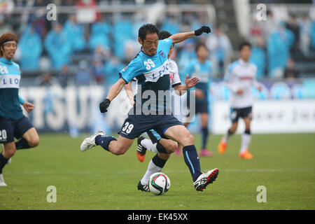 NHK Spring MitsuzawaFootball Stadion, Kanagawa, Japan. 5. April 2015. Tetsuya Okubo (Yokohama FC), 5. April 2015 - Fußball: 2015 J2 League match zwischen Yokohama FC 2-3 Jubilo Iwata NHK Spring MitsuzawaFootball Stadium, Kanagawa, Japan. © Jun Tsukida/AFLO SPORT/Alamy Live-Nachrichten Stockfoto