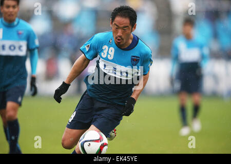 NHK Spring MitsuzawaFootball Stadion, Kanagawa, Japan. 5. April 2015. Tetsuya Okubo (Yokohama FC), 5. April 2015 - Fußball: 2015 J2 League match zwischen Yokohama FC 2-3 Jubilo Iwata NHK Spring MitsuzawaFootball Stadium, Kanagawa, Japan. © Jun Tsukida/AFLO SPORT/Alamy Live-Nachrichten Stockfoto