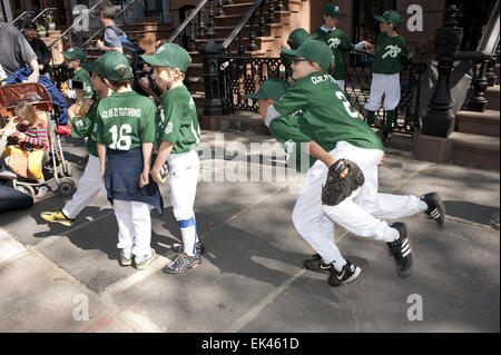 Team-Mitglieder erwarten zum Jahresbeginn 2012 Little League Opening Day Parade in Park Slope. Stockfoto