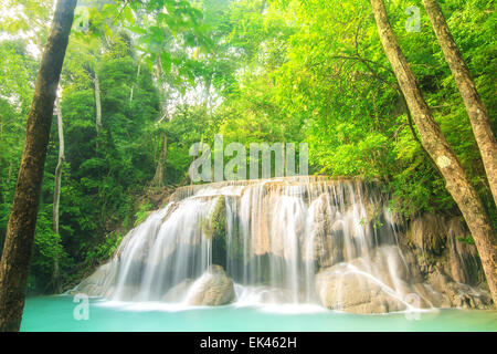 Stufe zwei des Erawan Wasserfall in der Provinz Kanchanaburi, Thailand Stockfoto